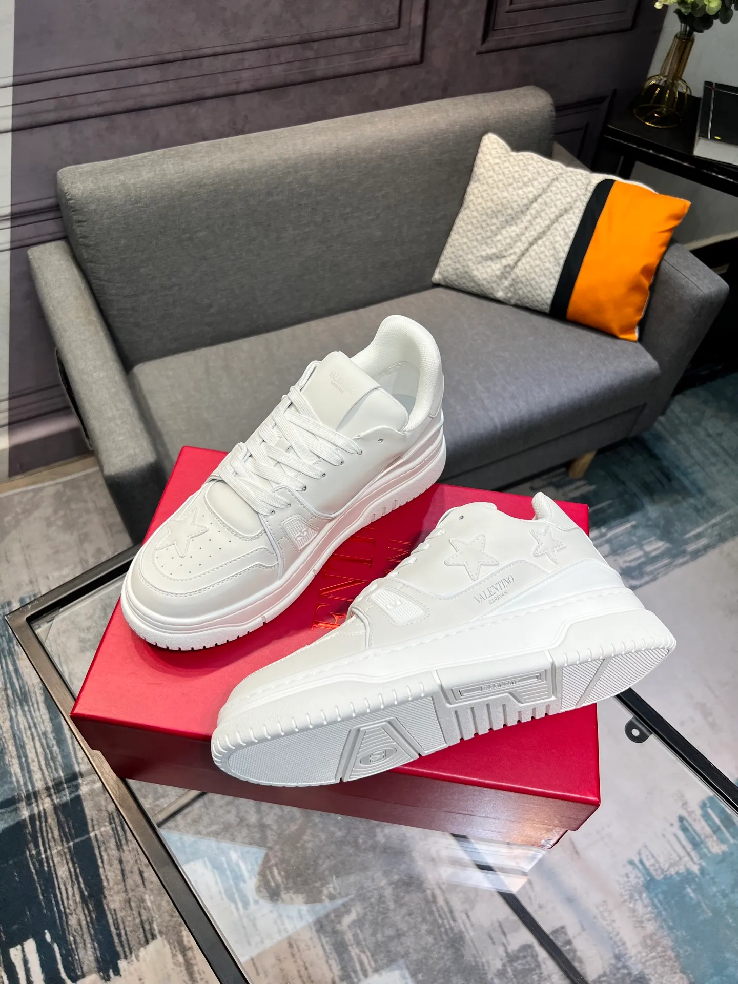 Men's Men's Shoes 💰660 Valentino 2023 early autumn new star shoes are now online! Wang Hedi and Ren Jialun have been worn by many celebrities. Who can refuse the same couple shoes as Wang Hedi! The design of Stars Stab My Heart is cool and spicy. The material of the shoes is cowhide, and every color is beautiful! Size 35-40, men’s size 39-44 (women’s 41, men’s 38, 45🉑️customized)